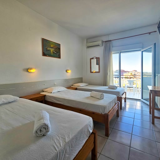 Triple Twin Room with Street View photo 1