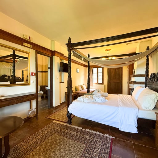 King Suite with Spa Bath for 3 photo 3