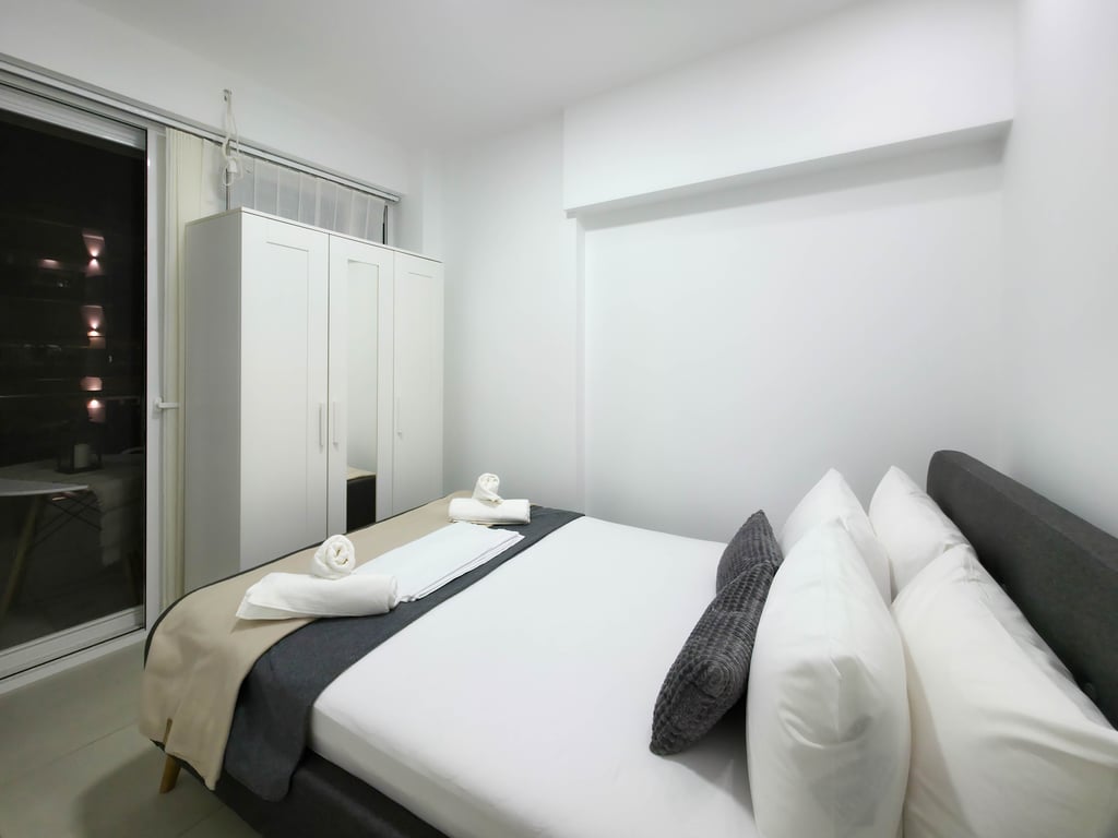 Sunny atmosphere, family management, and central convenience.