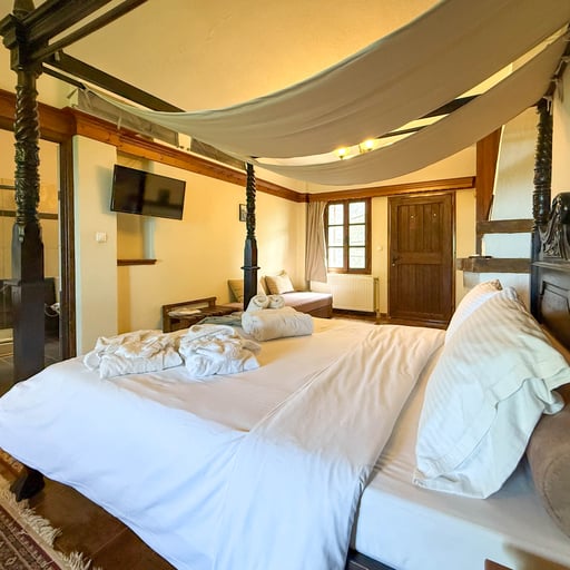 King Suite with Spa Bath for 3 photo 1