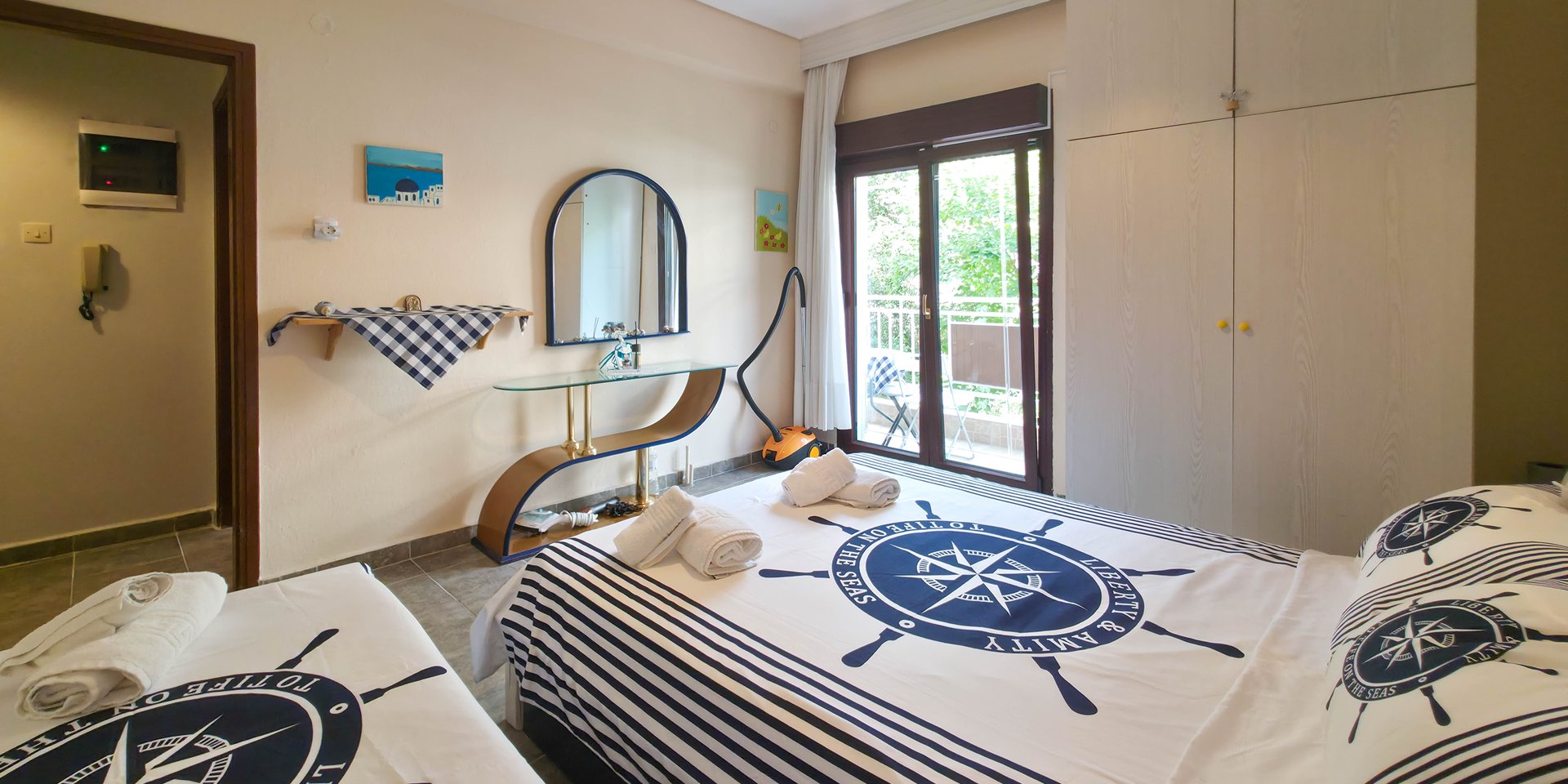 Your Central Oasis: Modern Comfort & Private Parking at Emily's Paradise