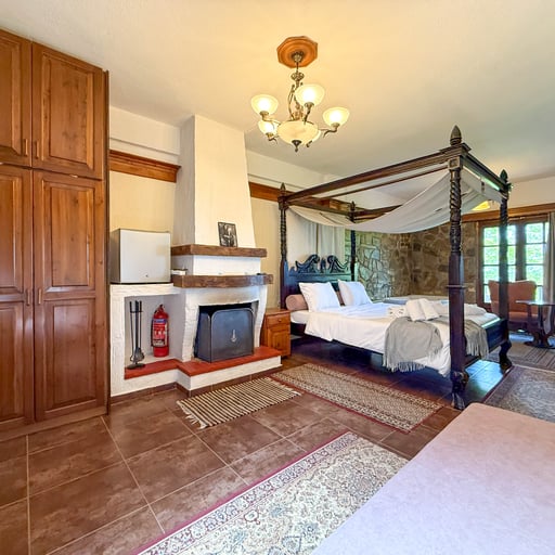 King Suite with Spa Bath for 3 photo 9