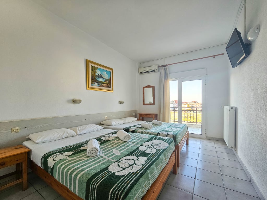 Quadruple Room with Street View