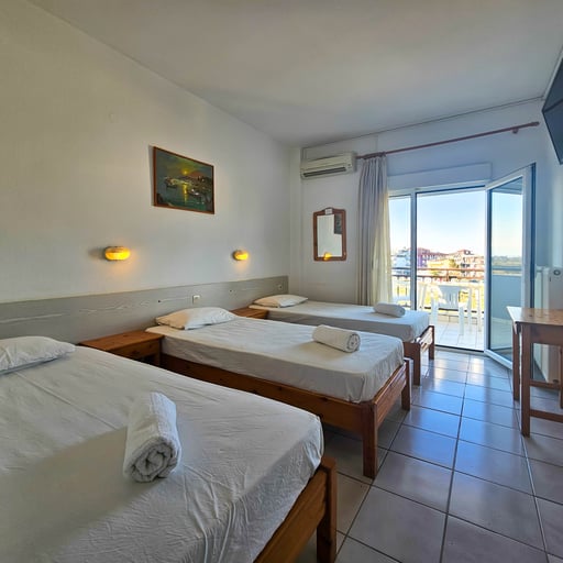 Triple Twin Room with Street View photo 1