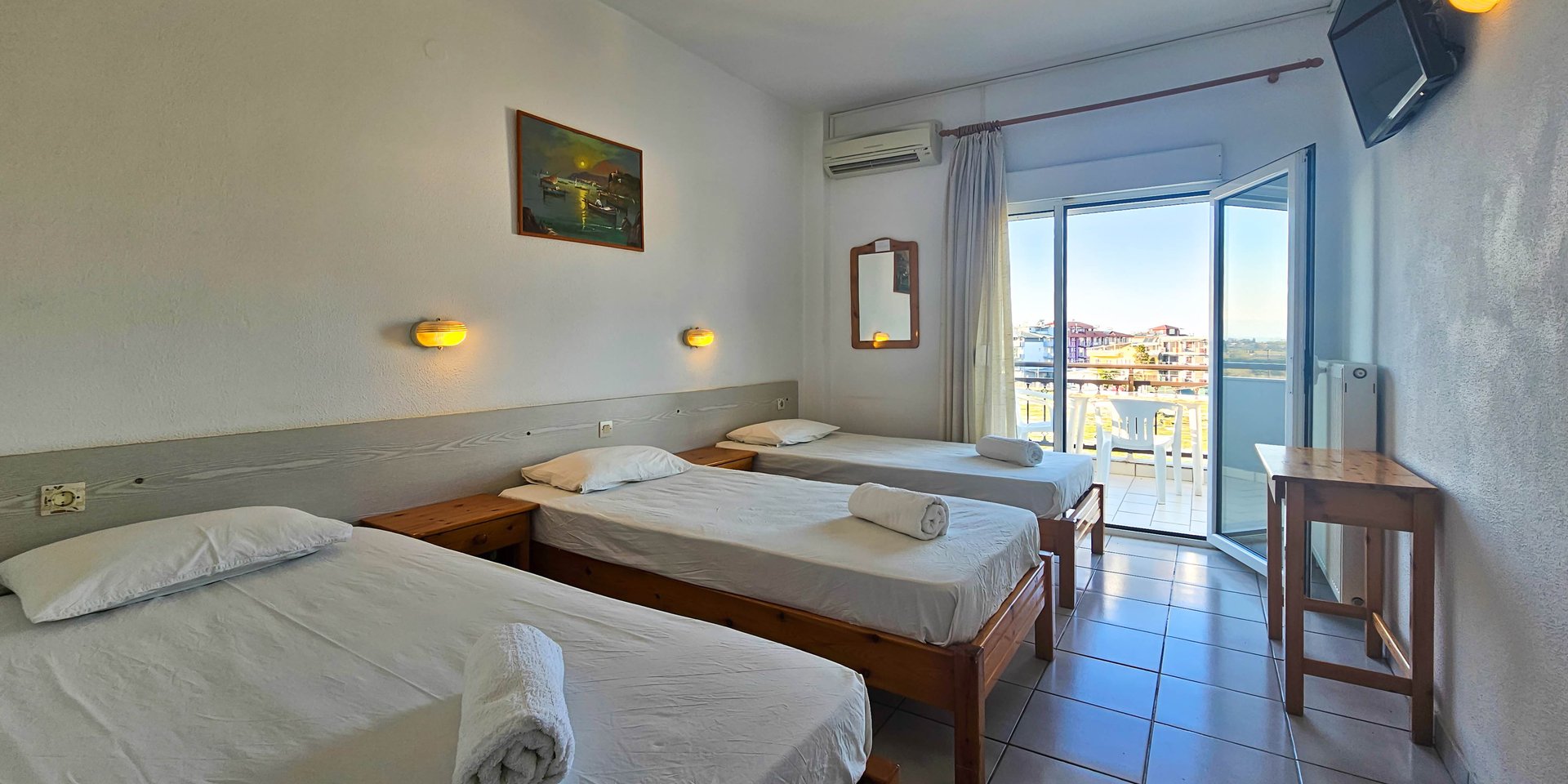 Triple Twin Room with Street View