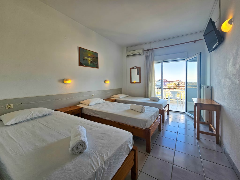 Triple Twin Room with Street View