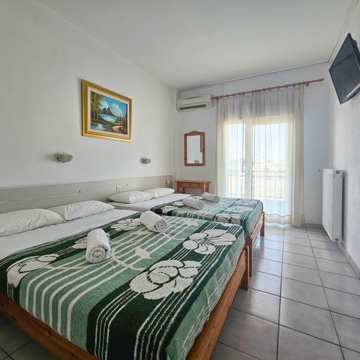 Quadruple Room with Street View photo 1