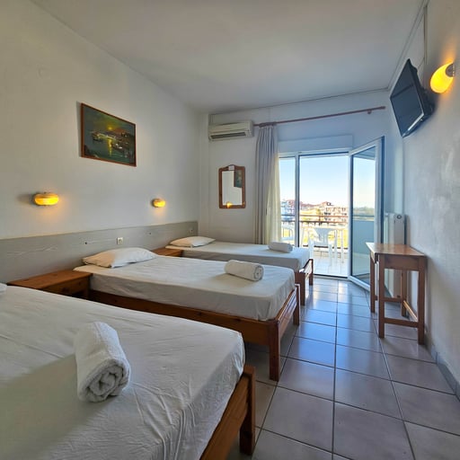 Triple Twin Room with Street View photo 3