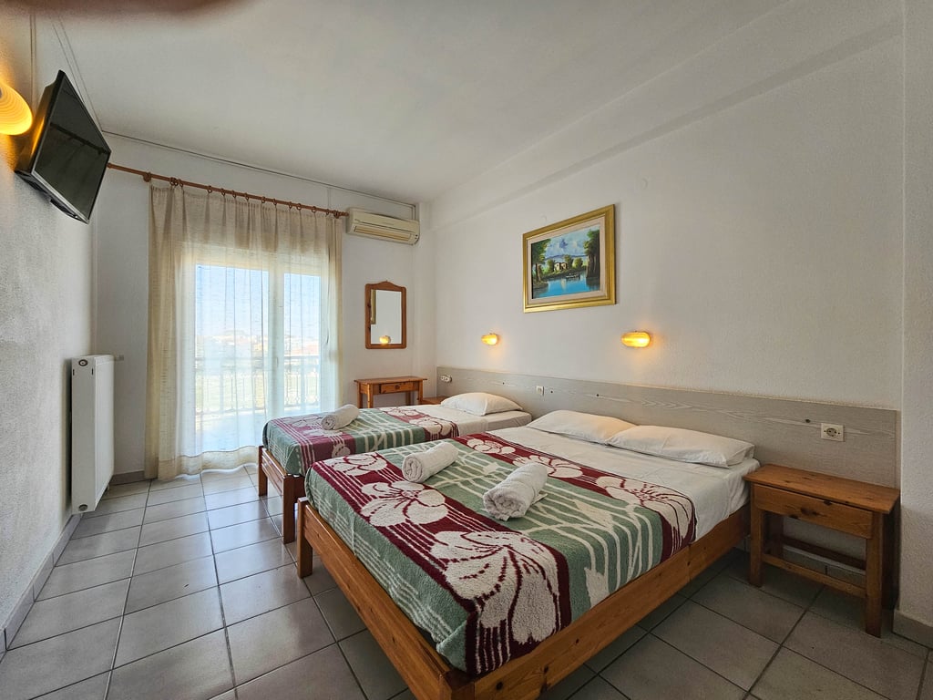 Triple Room with Street View