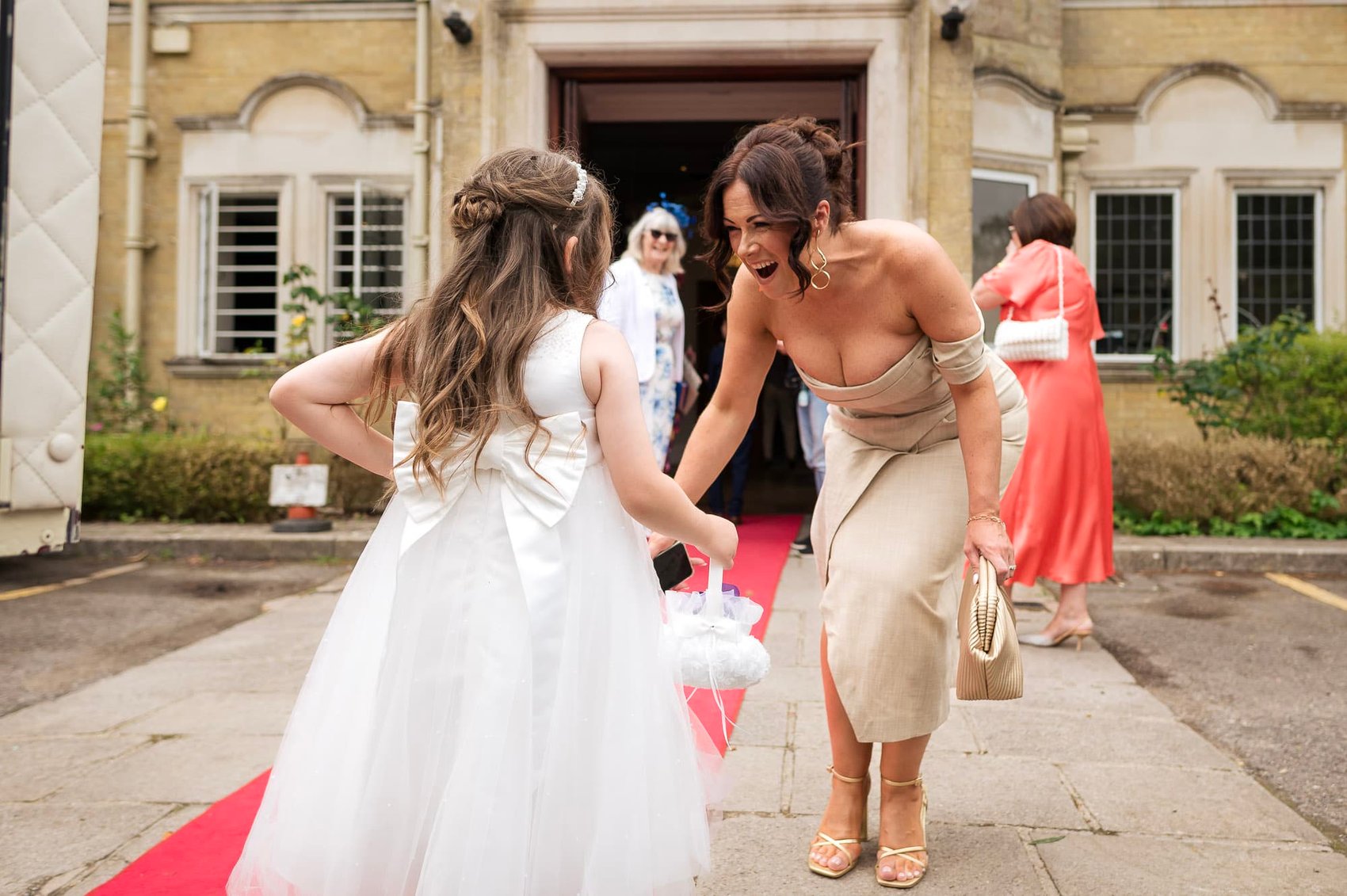 Surprise flowergirl sees her mum.