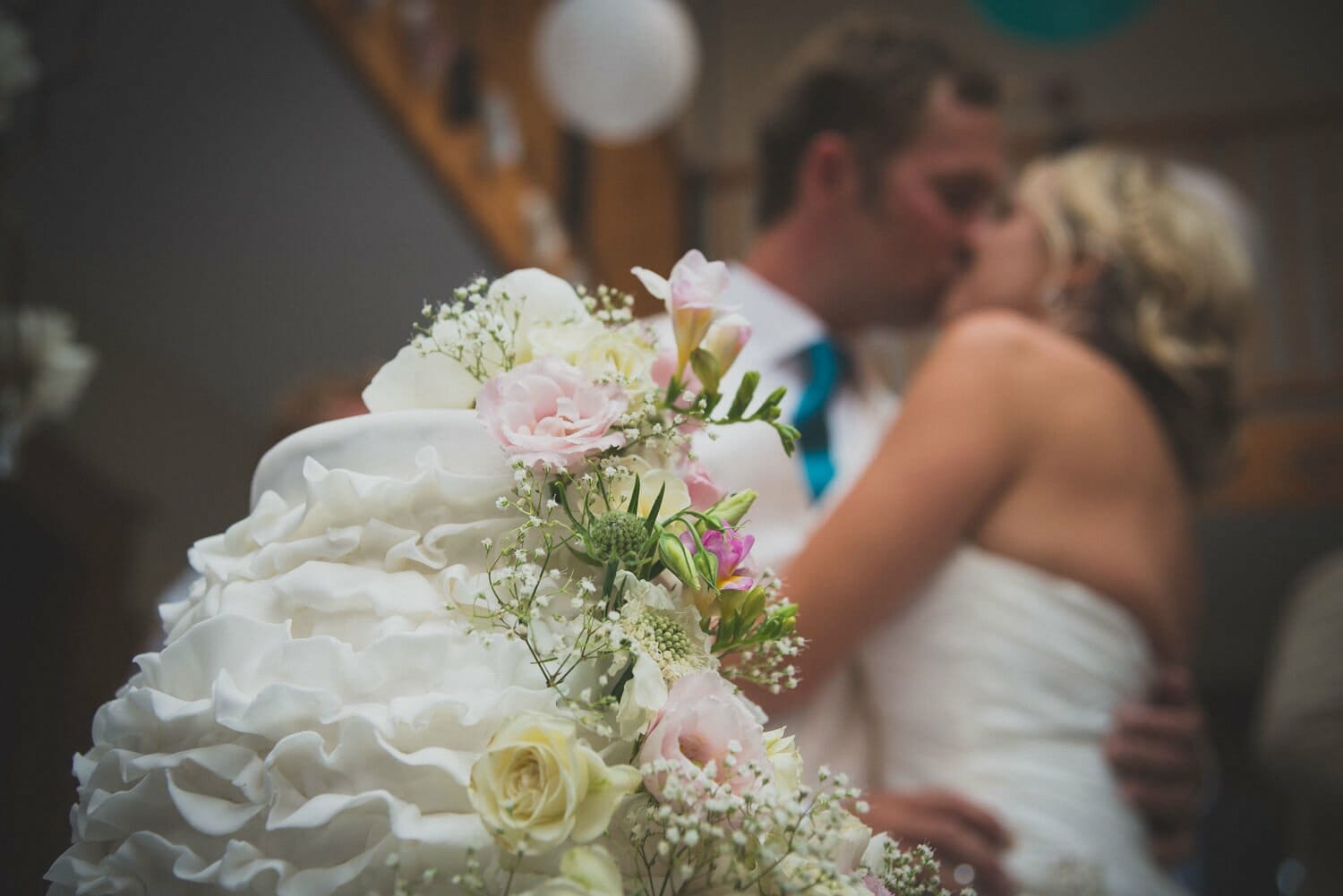 Kiss over the cake