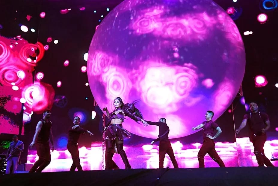 2019_ArianaGrande_13.webp