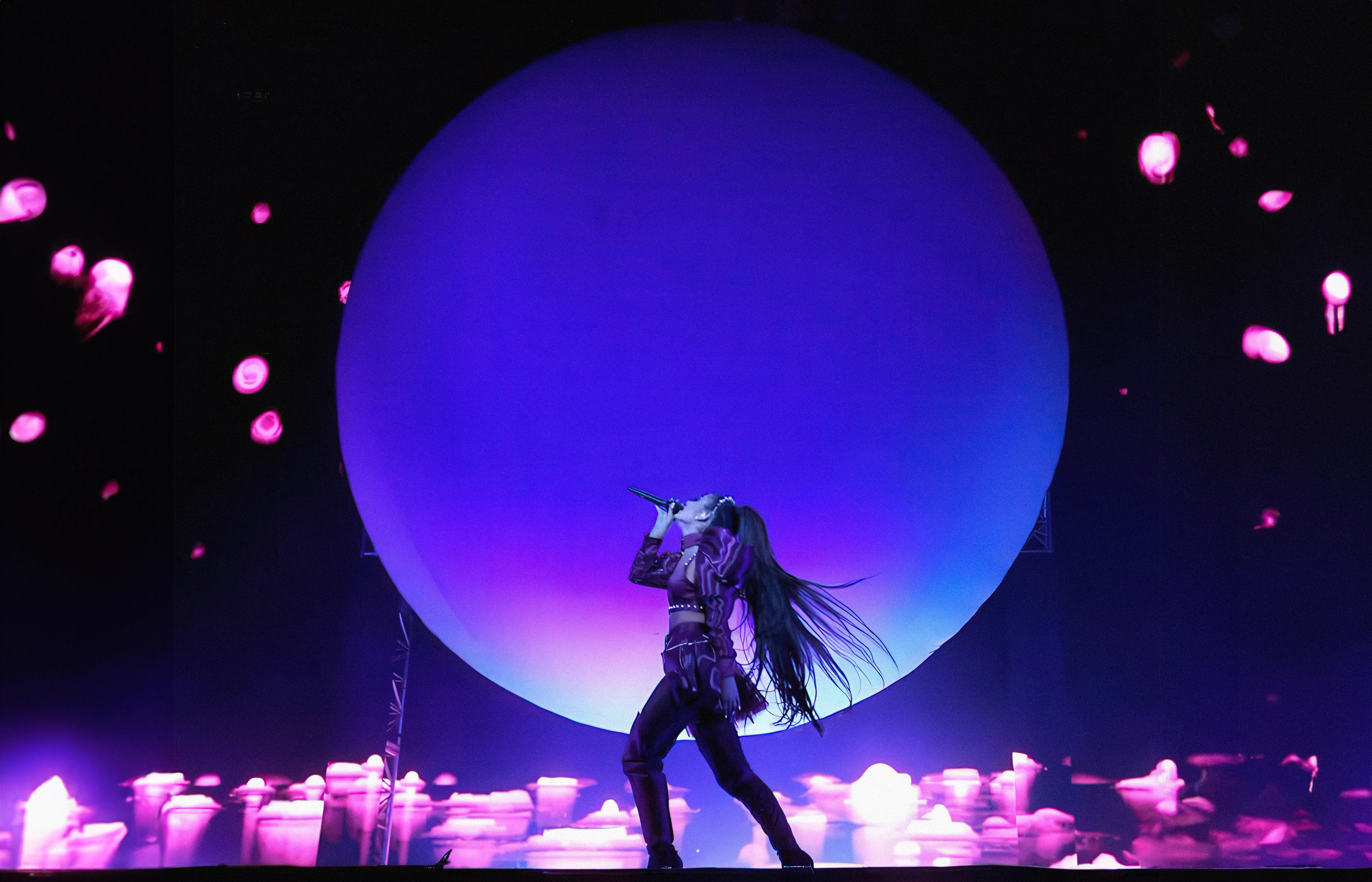 2019_ArianaGrande_16up-low resolution v2-5500w.jpg