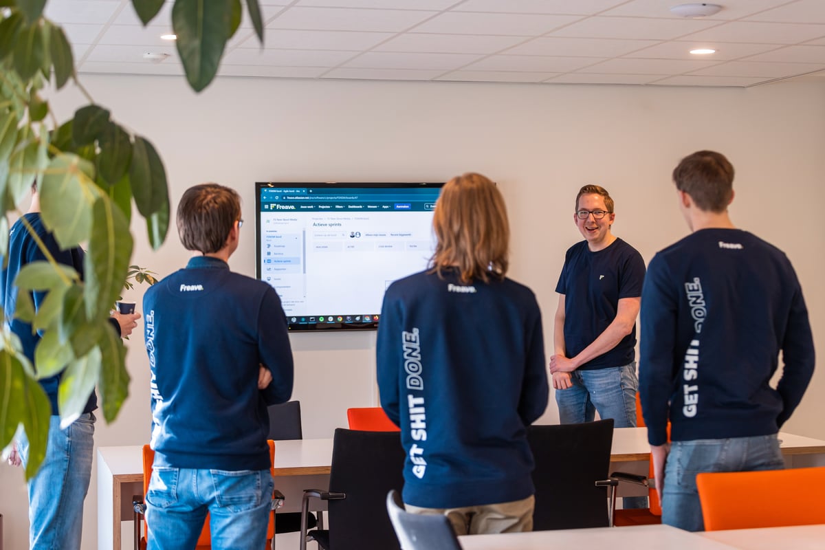 Een collega bij Freave aan het werk.