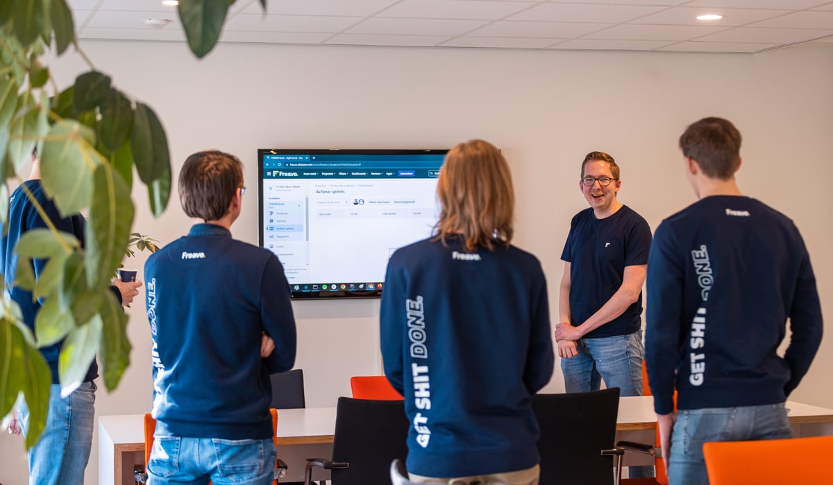 Een collega bij Freave aan het werk.