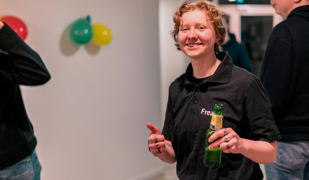 Een collega bij Freave aan het werk.
