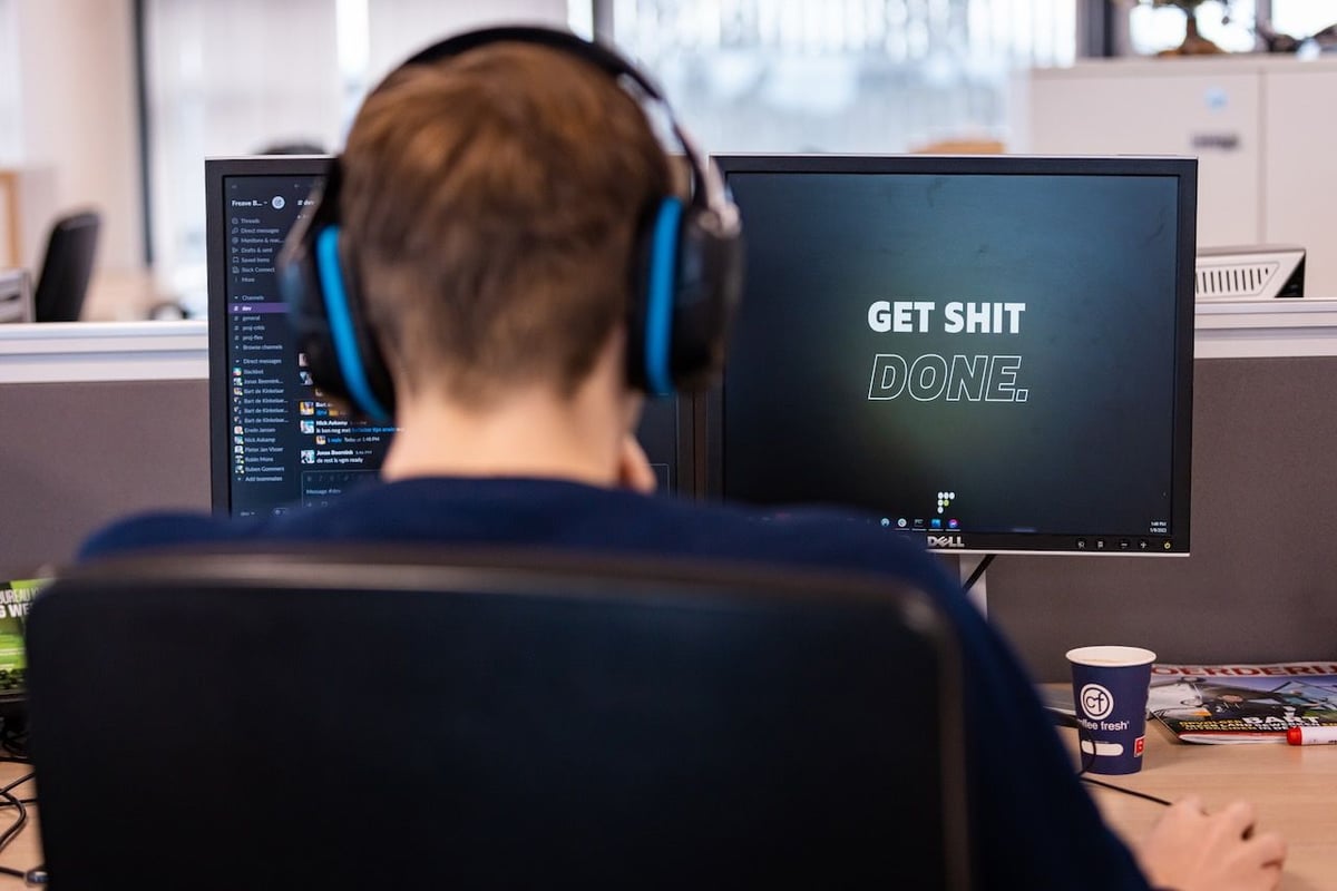 Een collega bij Freave aan het werk.