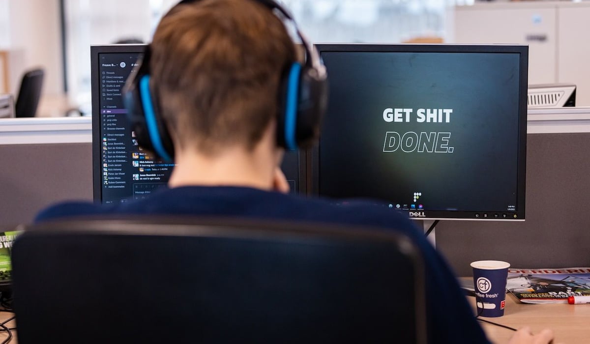 Een collega bij Freave aan het werk.