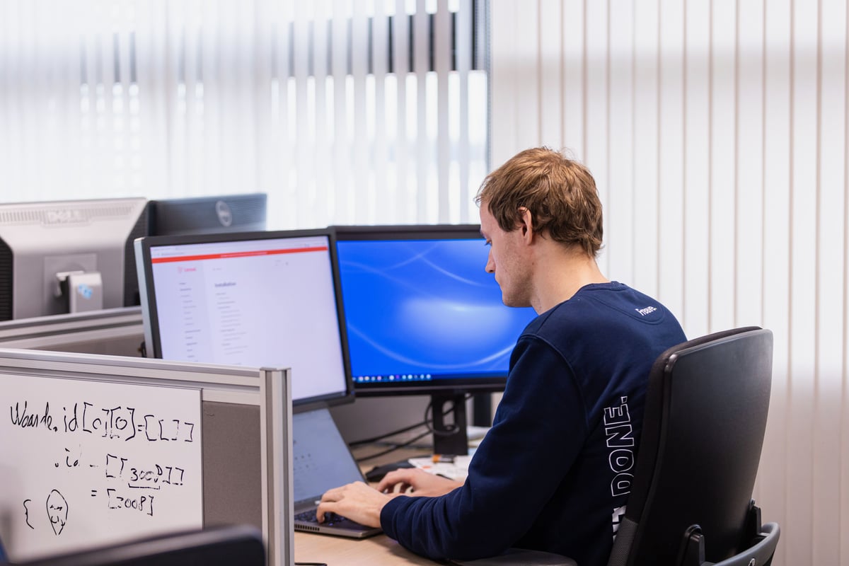 Een collega bij Freave aan het werk.