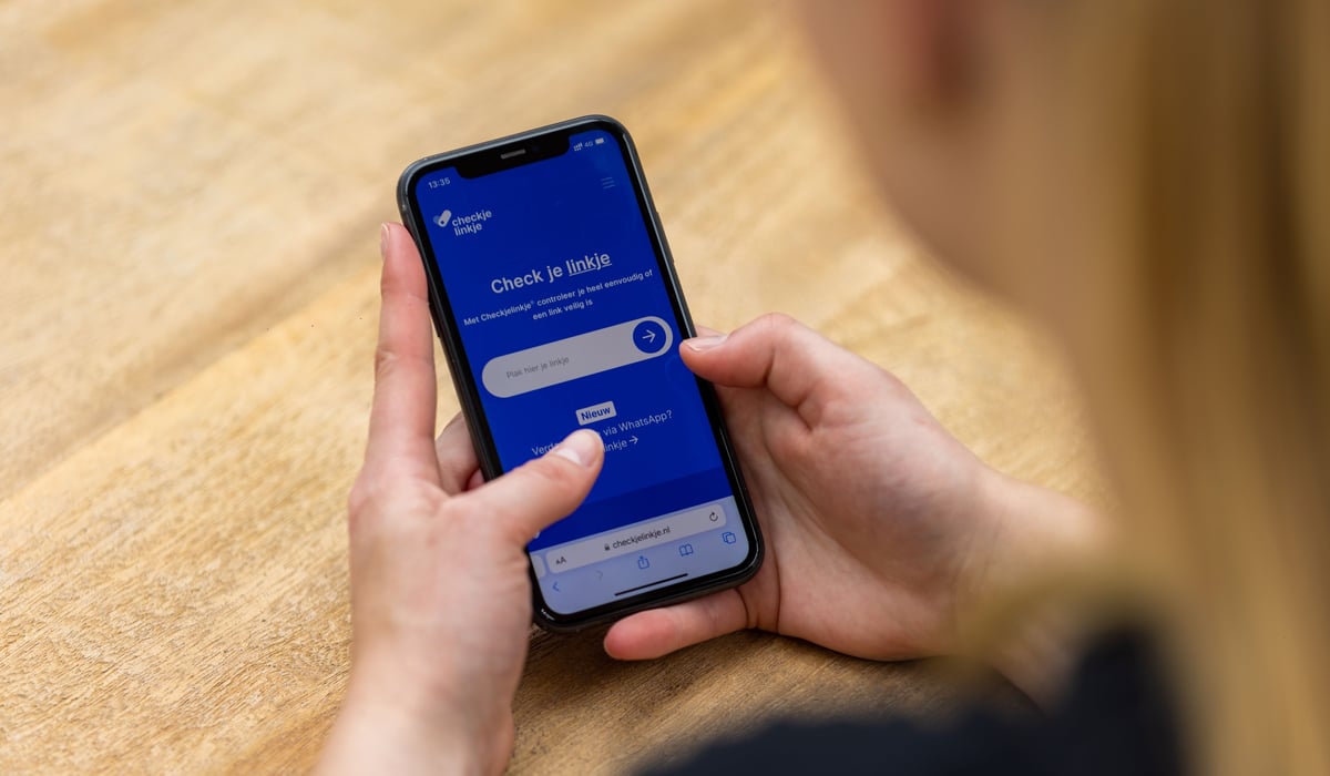 De website van Checkjelinkje® op een mobiele telefoon