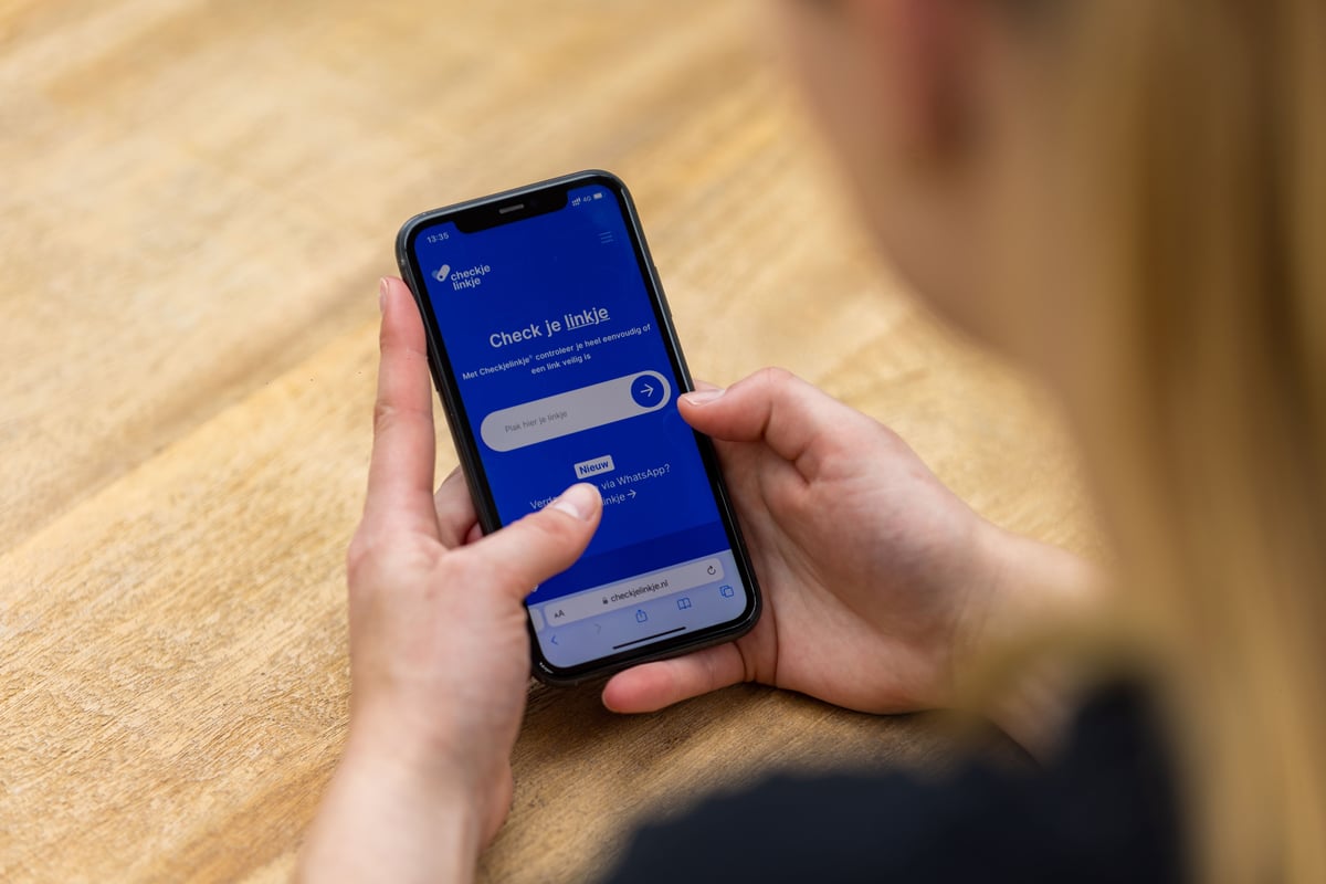 De website van Checkjelinkje® op een mobiele telefoon