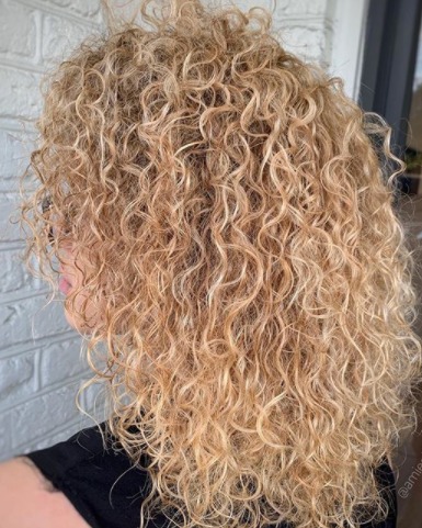 Image of  Women's Hair, Color, Blonde, Long Hair (Upper Back Length), Hair Length (Women's Hair), Curly, Haircut (Style), Layers, Curls, Style
