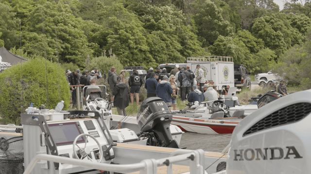 Crews and boats packed in at the ramp between sessions