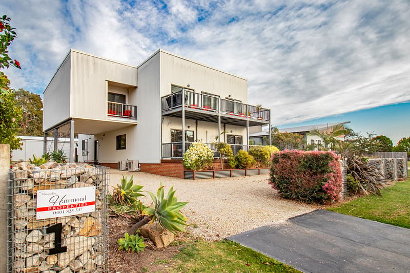 South Gateway — Unit luxury holiday rental in Mallacoota - Interior/exterior view 1