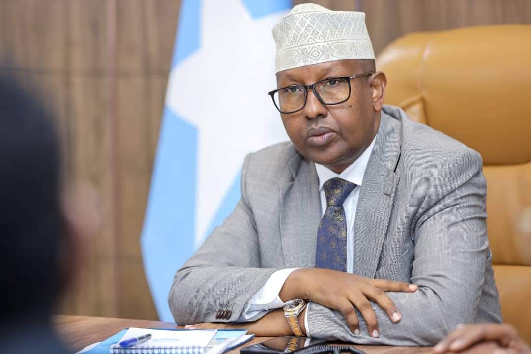 Golaha Shacabka oo fadhi deg deg ah ugu yeeray wasiirka Difaaca