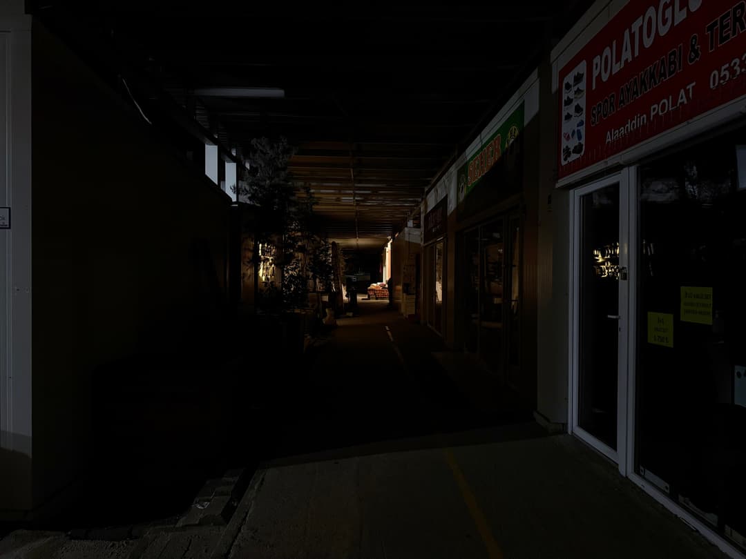Geçici Ticaret Merkezi Karanlıkta, Esnaf Çözüm Bekliyor