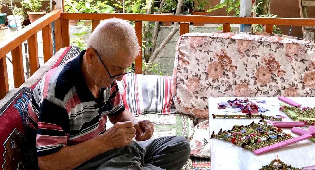 Doğadan Topluyor, Nazarlığa Dönüştürüyor