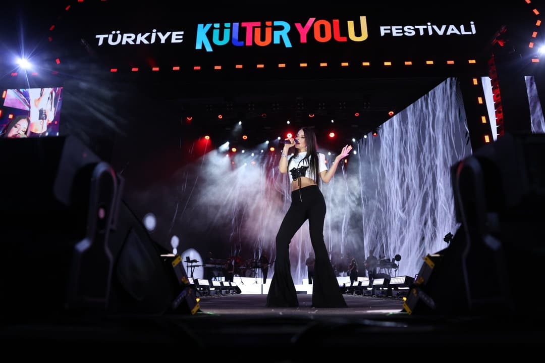 Simge Malatya’da Sevilen Şarkılarıyla Sahne Aldı