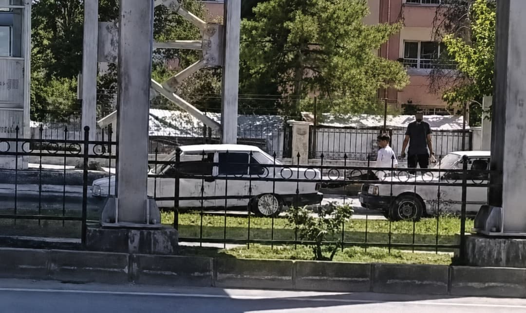 Malatya’da Şaşırtan Manzara: Aracı Ayaklarıyla İtti