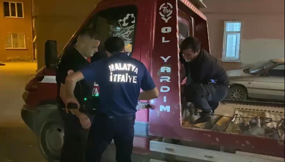 Çekicinin Demir Aksamına Sıkışan Kedi İtfaiye Tarafından Kurtarıldı