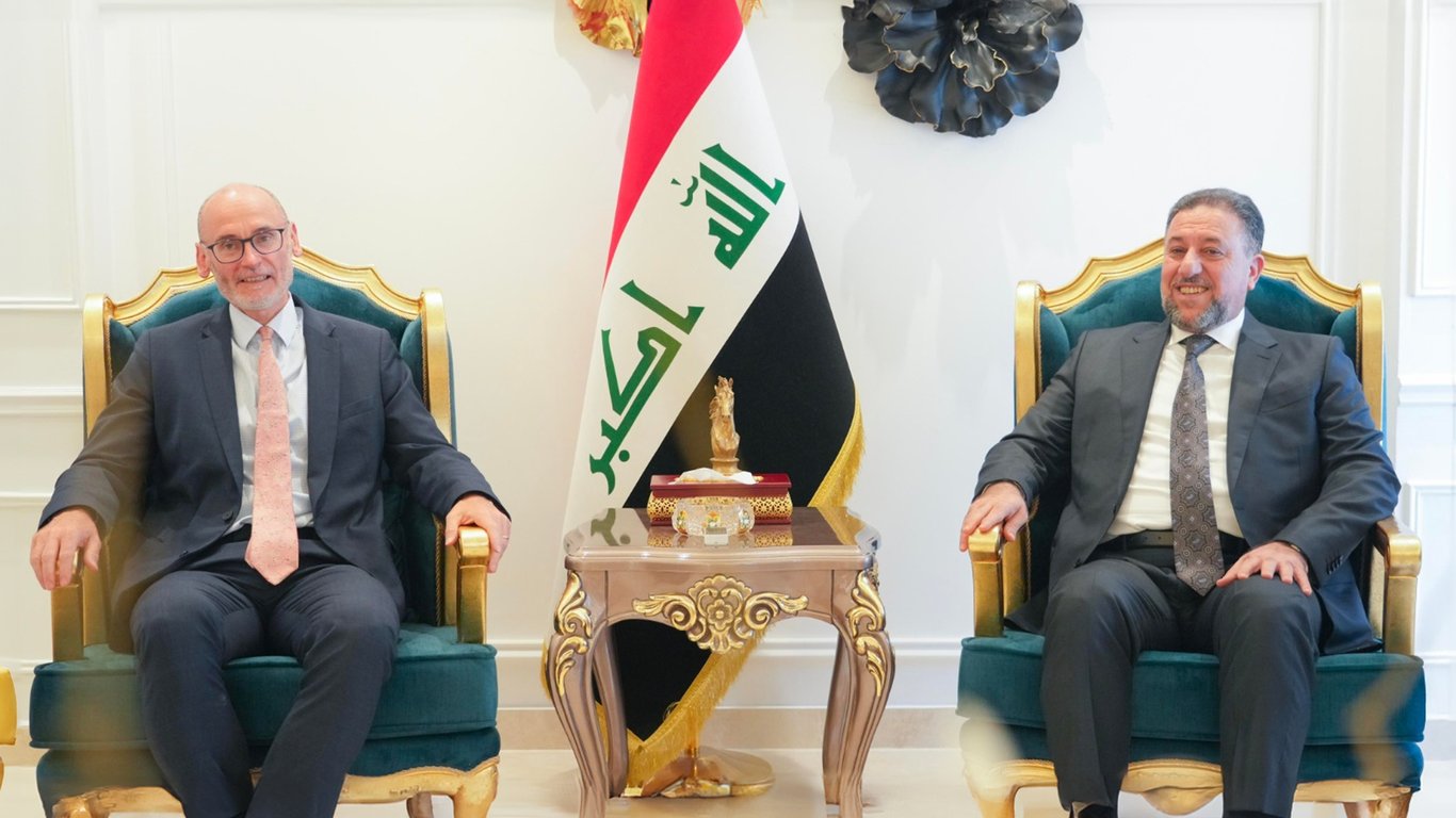 رئيسُ حزبِ السيادةِ الشيخُ خميسُ الخنجرِ يستقبلُ السفيرَ البريطانيّ لدى العراقَ ستيفن هيتشن ببغدادَ