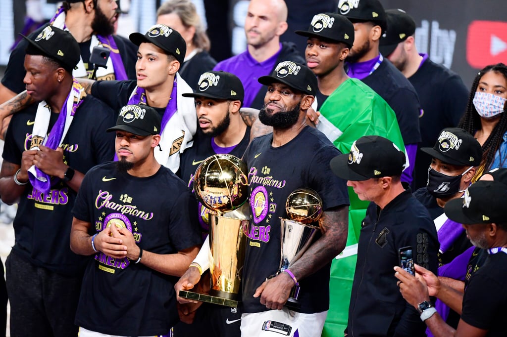 LeBron James e i Los Angeles Lakers celebrano la vittoria del titolo NBA