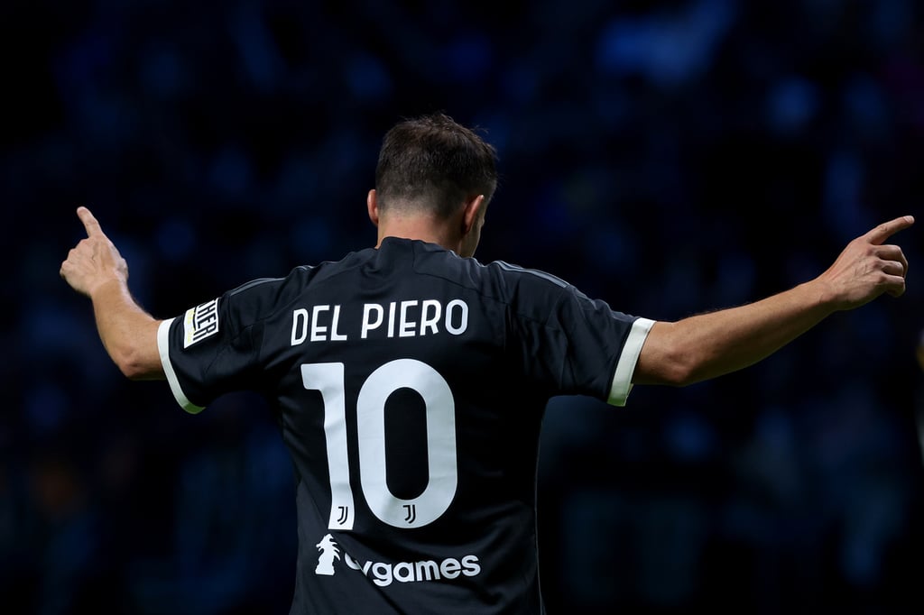 Alessandro Del Piero di spalle con numero 10