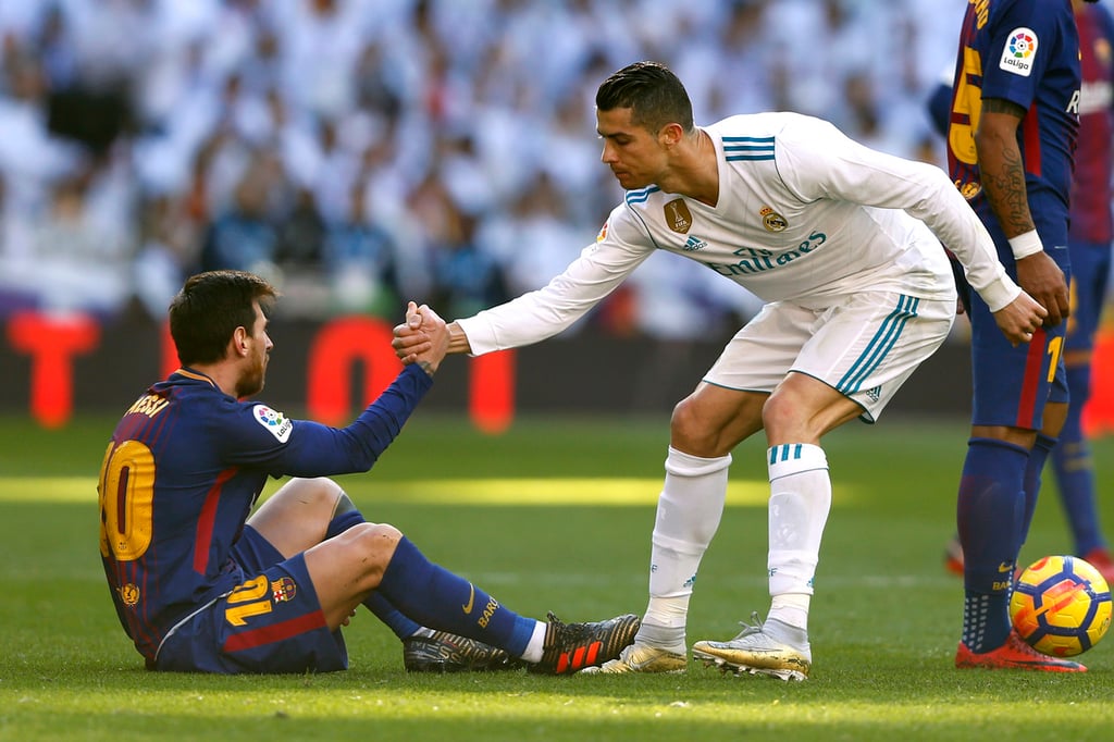 Cristiano Ronaldo aiuta Lionel Messi a rialzarsi