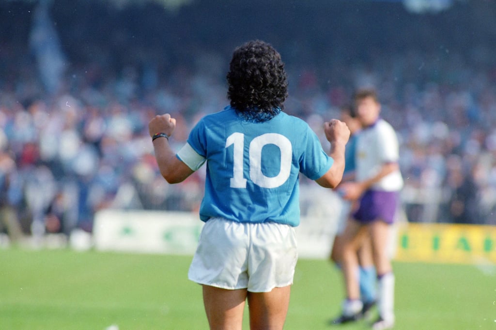 Maradona di spalle con la maglia del Napoli