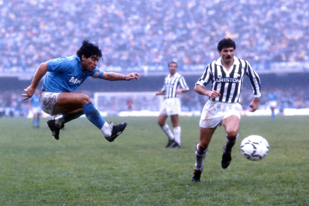 Diego Armando Maradona con la maglia del Napoli gioca contro la Juve