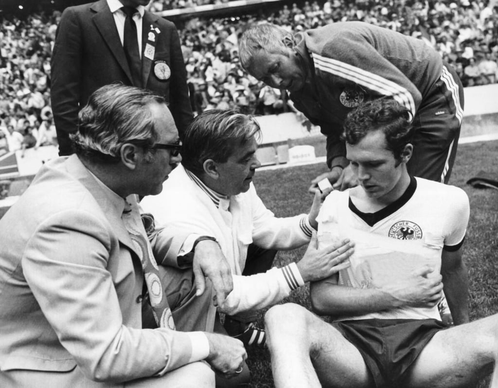 Franz Beckenbauer con il braccio fasciato