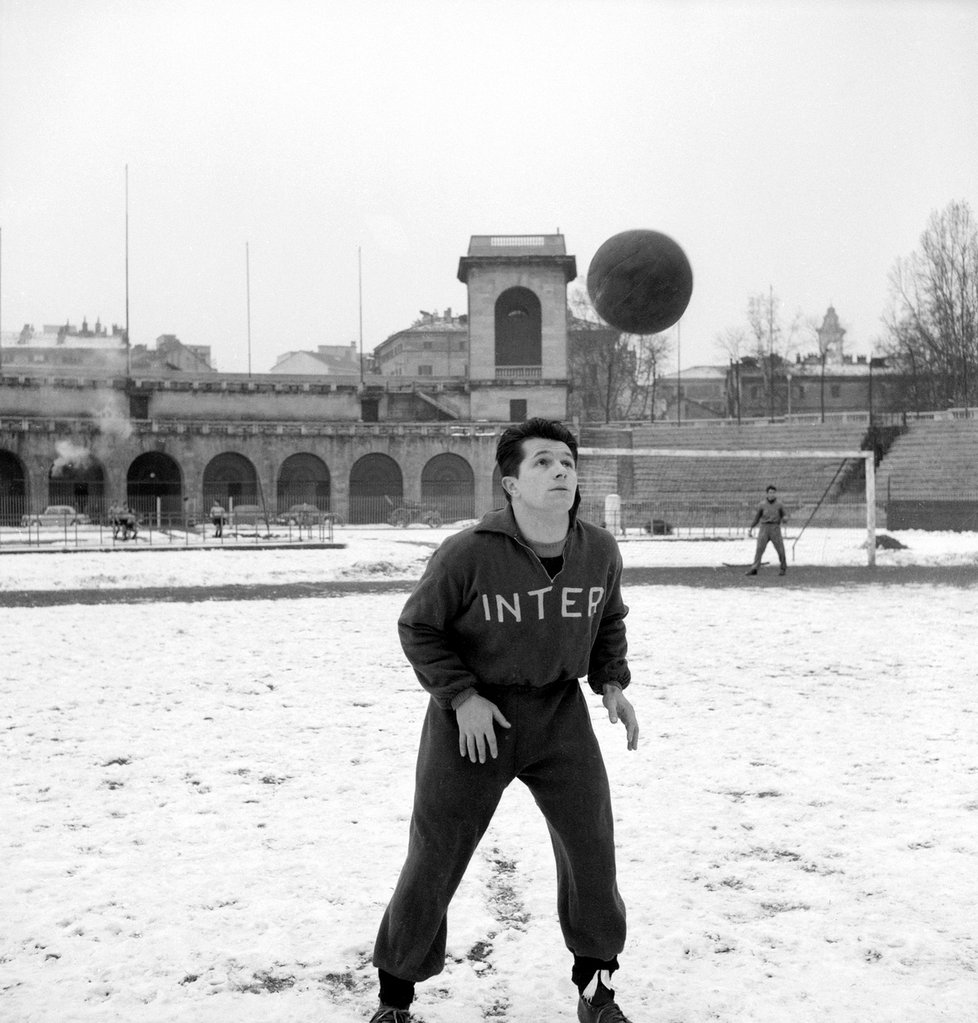 Istvan Nyers si allena all'Arena Civica sotto la neve