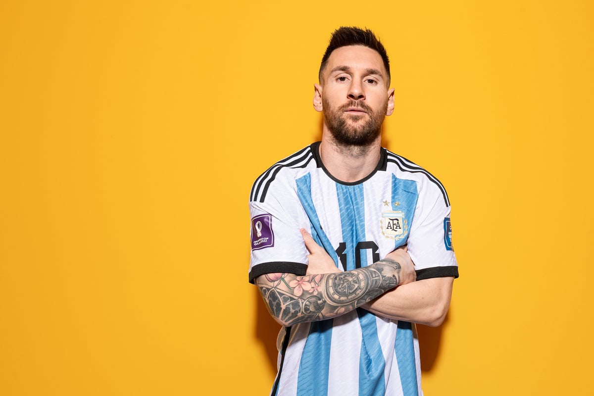 Lionel Messi in posa con la maglia dell'Argentina