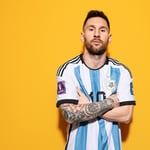 Lionel Messi in posa con la maglia dell'Argentina