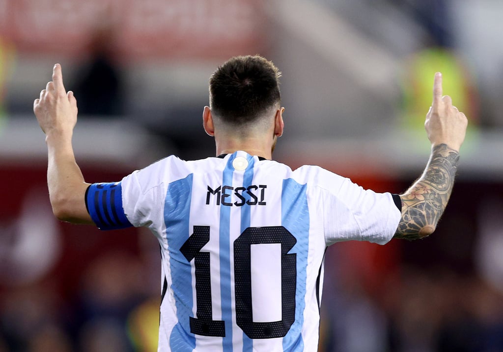 Messi di spalle con maglia dell'Argentina