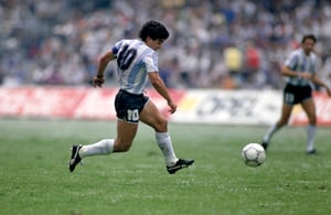 Maradona con la maglia dell'Argentina ai campionati del mondo del 1986