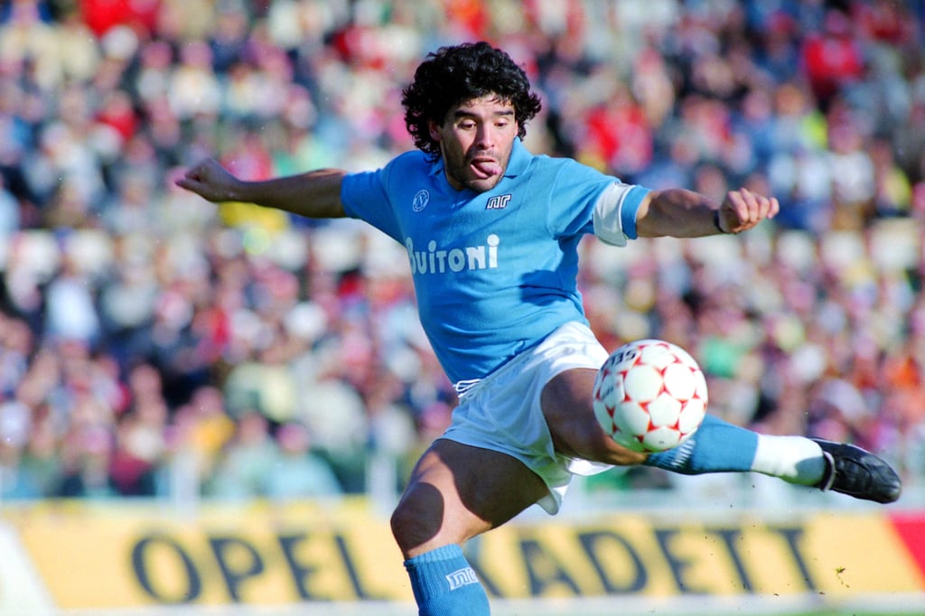 Maradona calcia una palla al volo