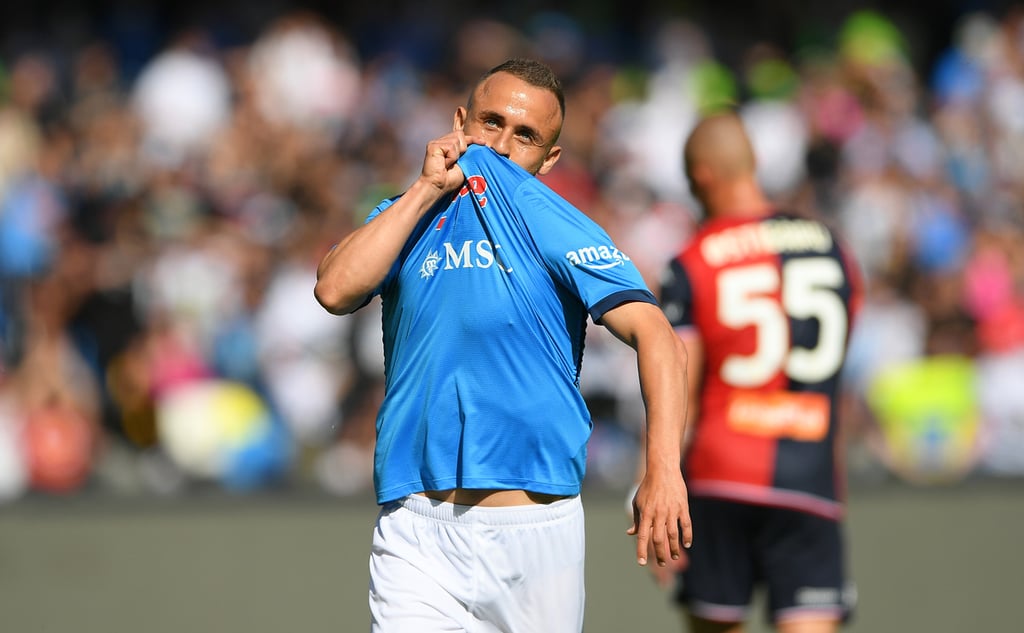 Stanislav CinghialottoLobotka bacia la maglia del Napoli