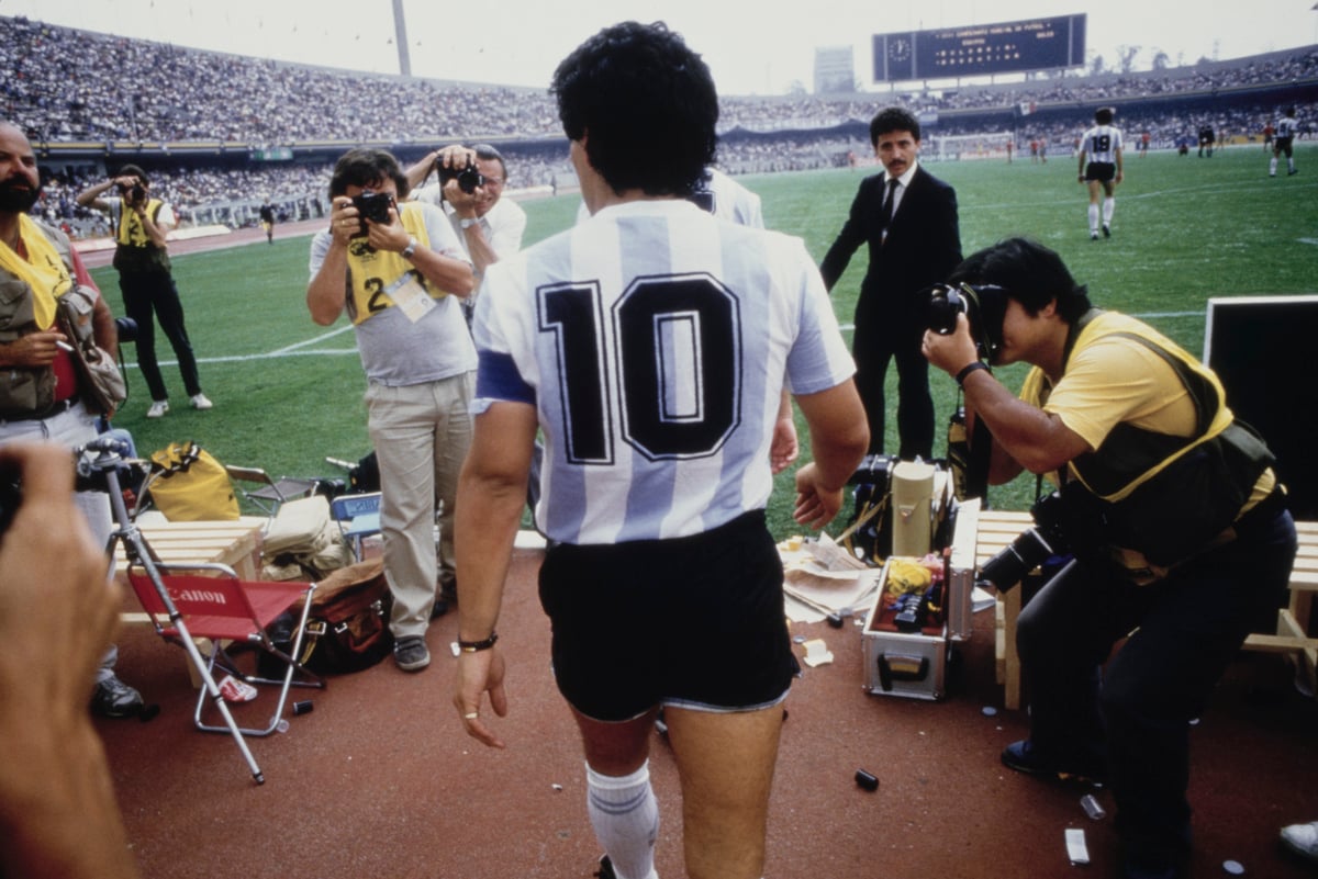 Maradona di spalle con il numero 10