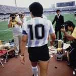 Maradona di spalle con il numero 10